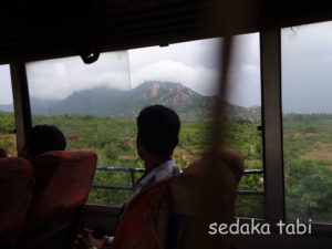 インドのバスの車窓風景