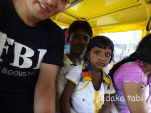 オートリクシャー車内のインドの少女