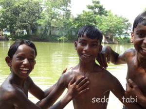 インドの溜め池で遊ぶ少年たち