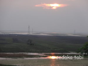 インドの湿地帯の夕陽